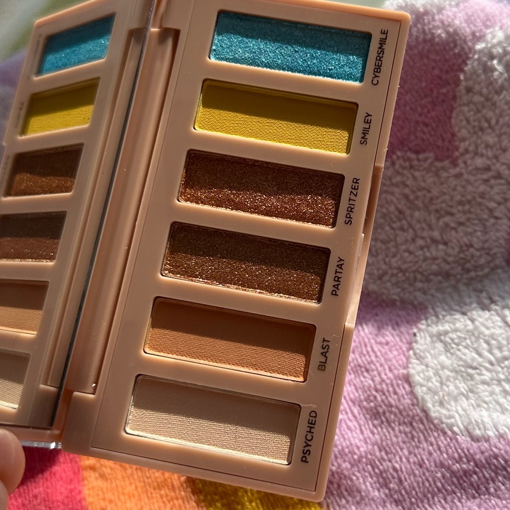 Urban Decay NAKED mini eyeshadow palette new in box - Smiley